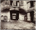 La cour du Dragon (Paris VIe) par Eugène Atget (1913).jpg